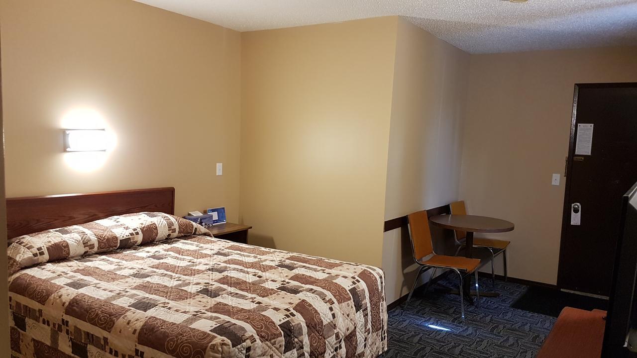Golden West Motor Inn Carstairs Exterior photo